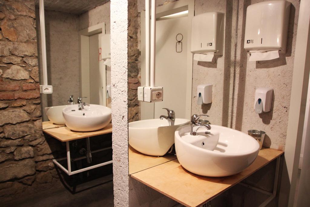 Destil Hostel Tirana Buitenkant foto