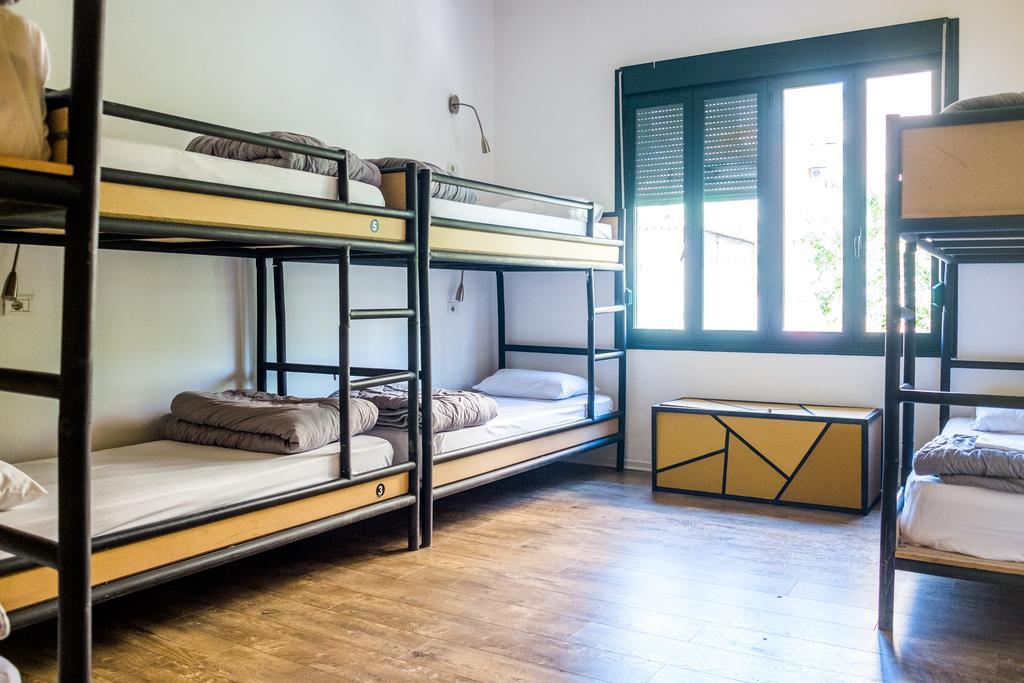 Destil Hostel Tirana Buitenkant foto