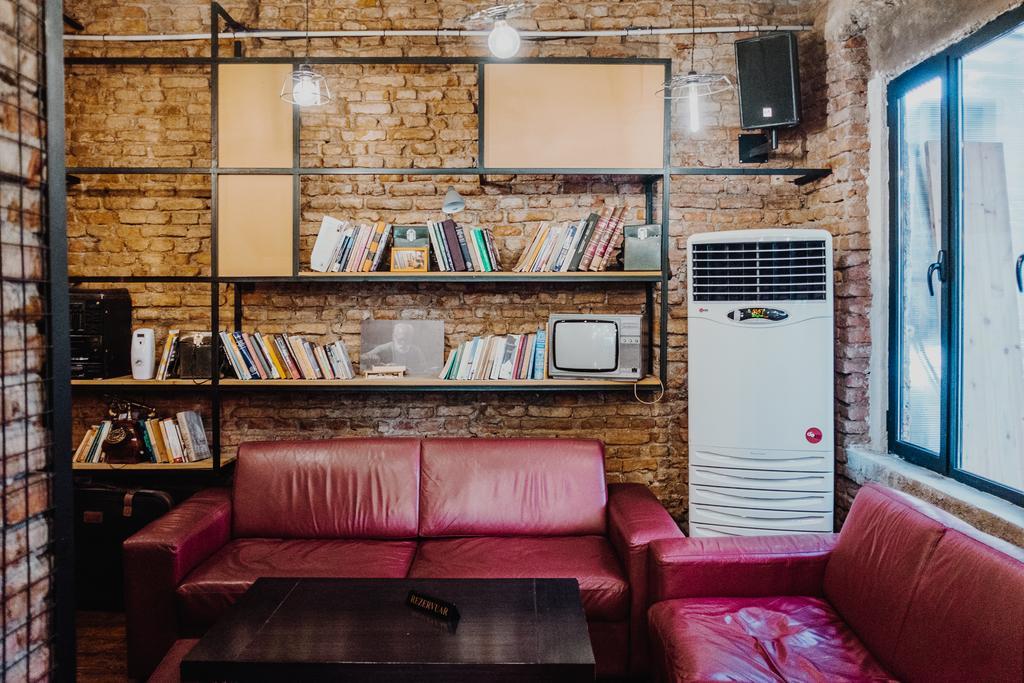 Destil Hostel Tirana Buitenkant foto
