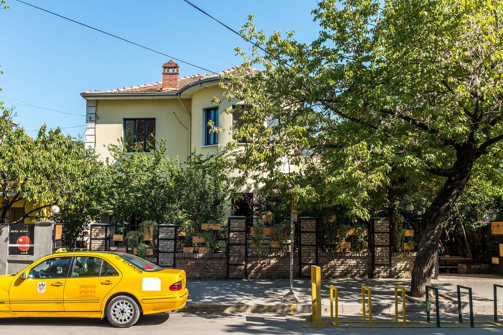 Destil Hostel Tirana Buitenkant foto