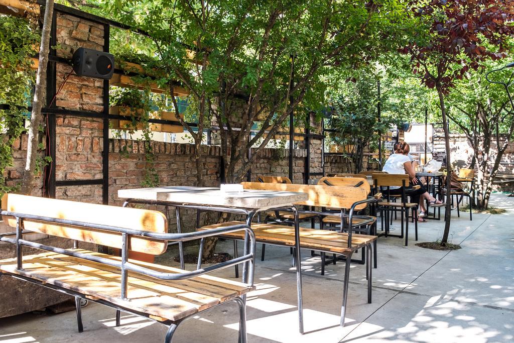 Destil Hostel Tirana Buitenkant foto