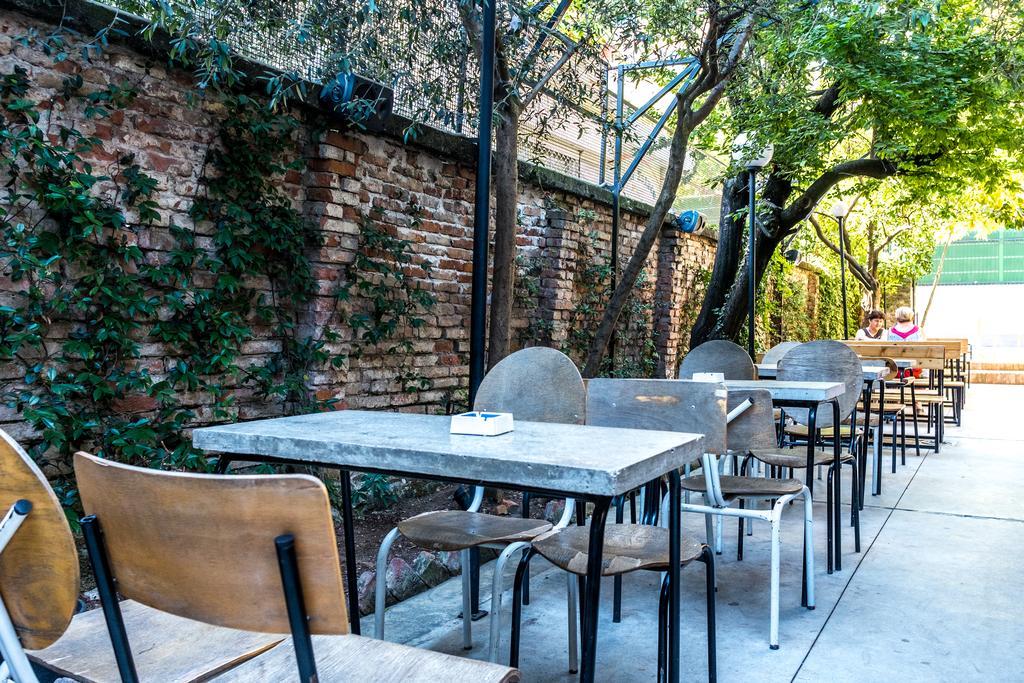 Destil Hostel Tirana Buitenkant foto