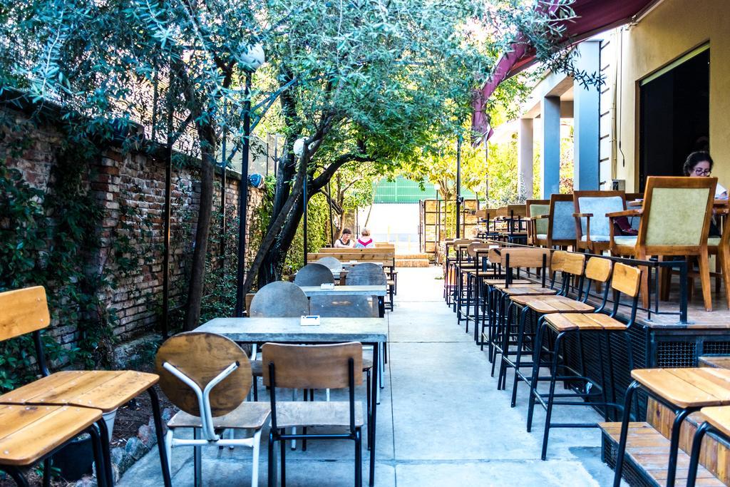 Destil Hostel Tirana Buitenkant foto