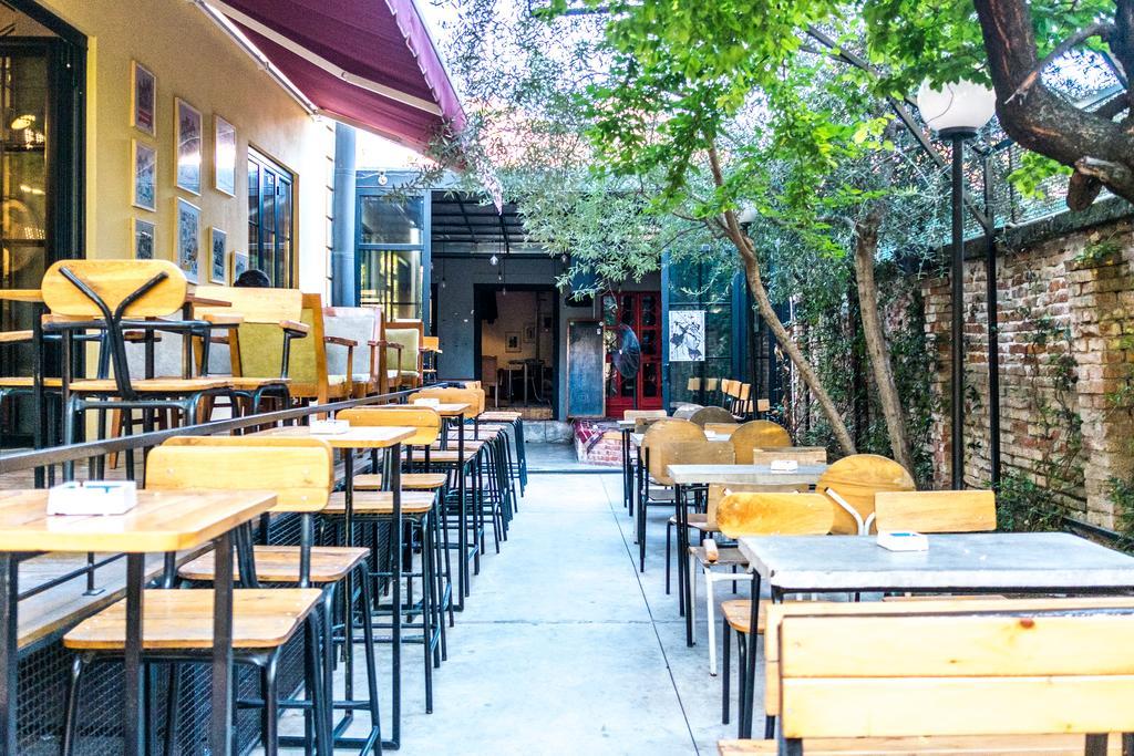 Destil Hostel Tirana Buitenkant foto