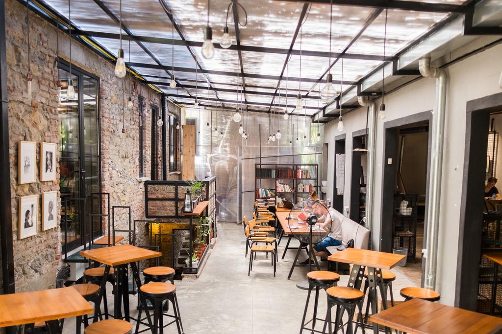 Destil Hostel Tirana Buitenkant foto