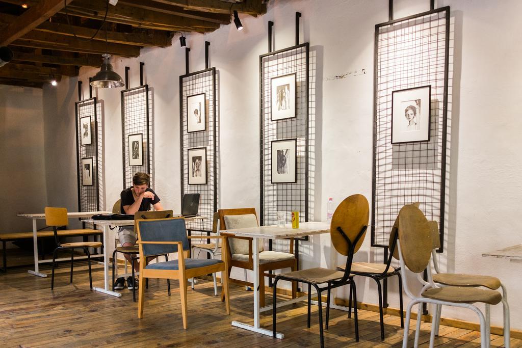 Destil Hostel Tirana Buitenkant foto