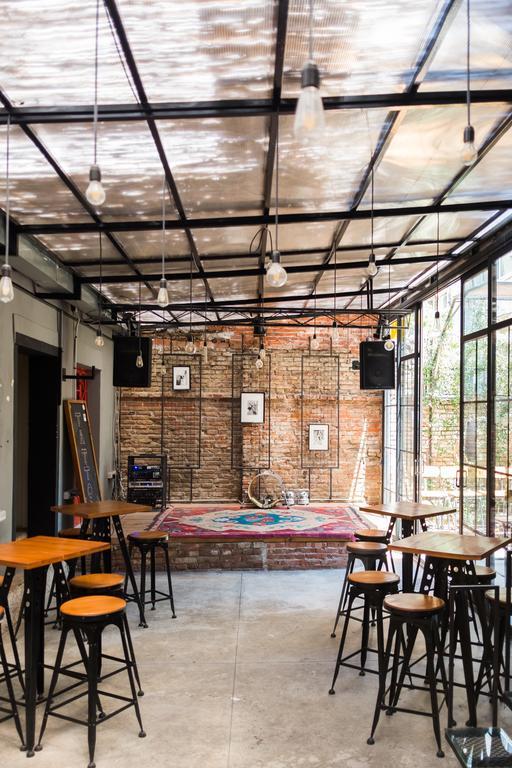 Destil Hostel Tirana Buitenkant foto