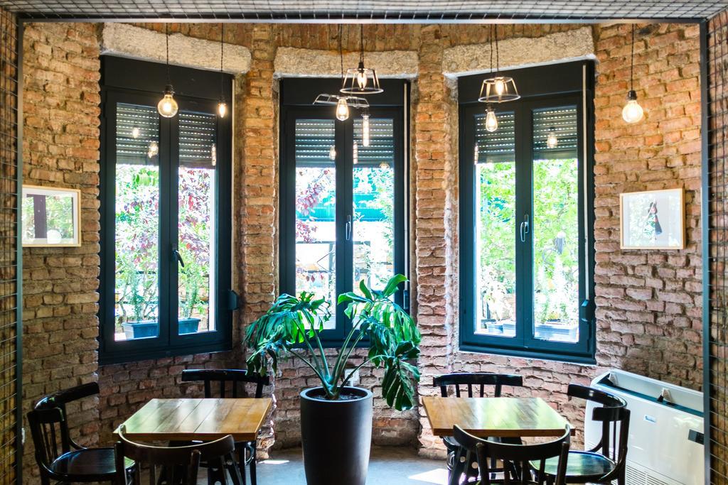 Destil Hostel Tirana Buitenkant foto